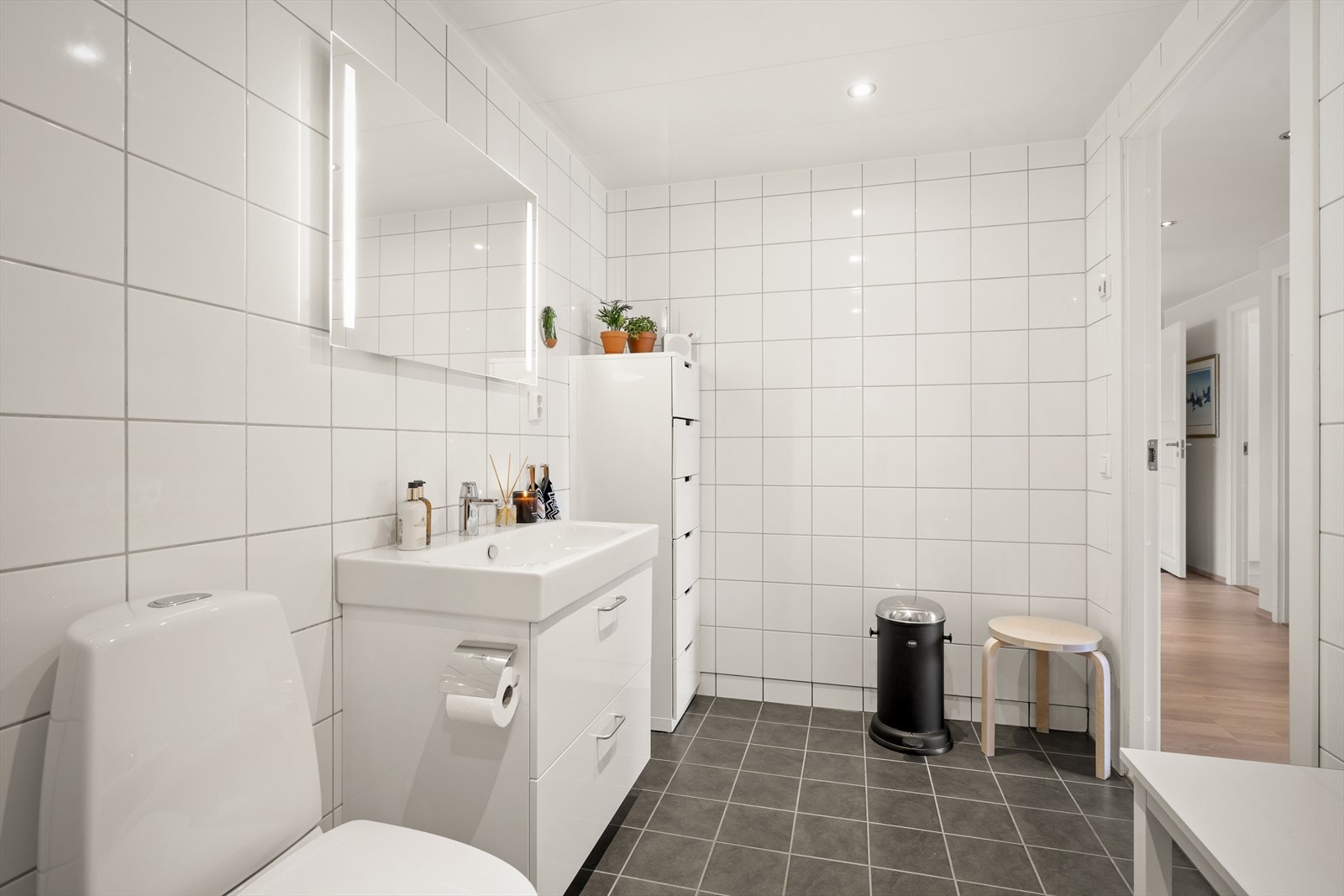 Flislagt baderom med downlights Galleribilde