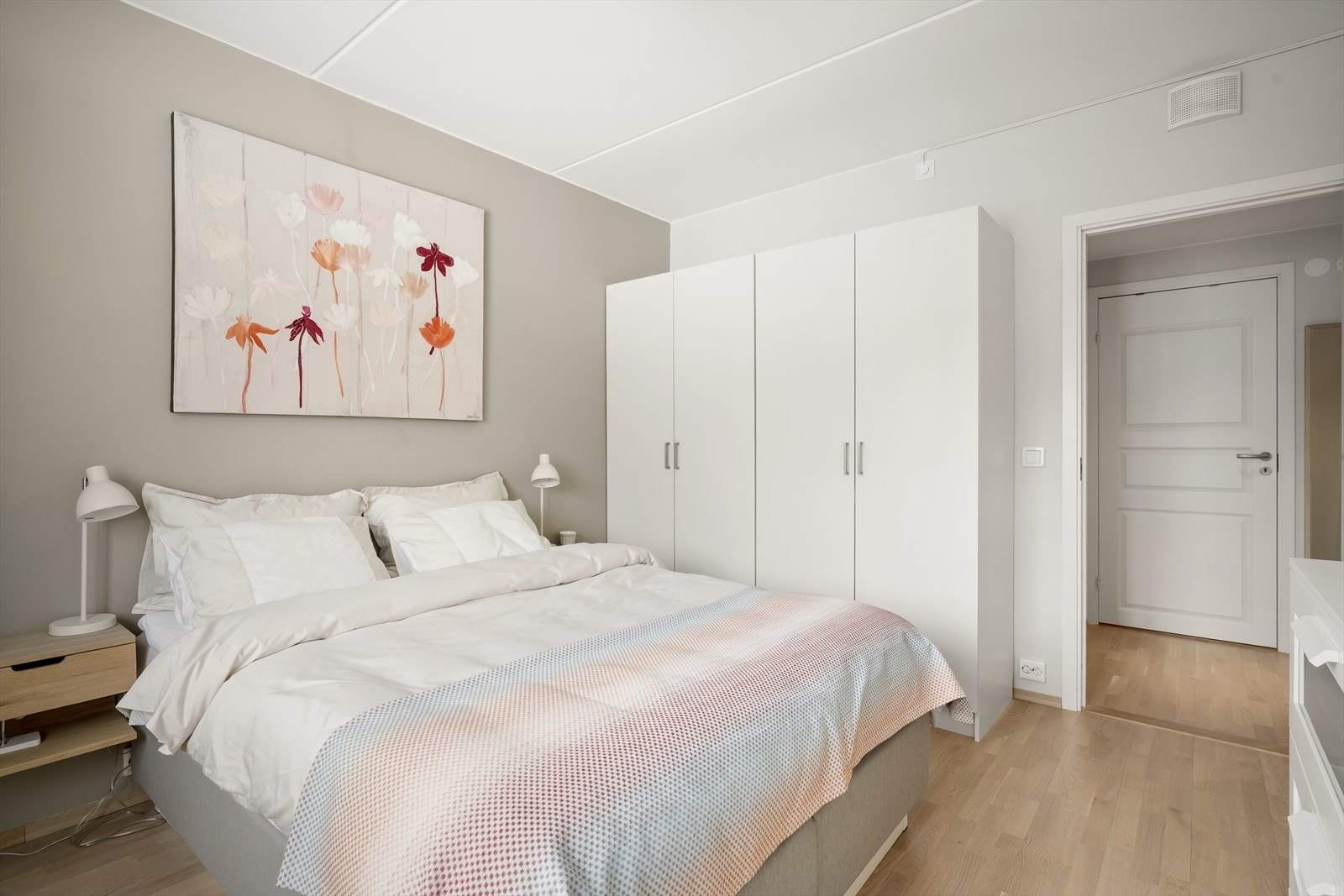 Hovedsoverom - garderobeskap med hyller og trådkurver Galleribilde