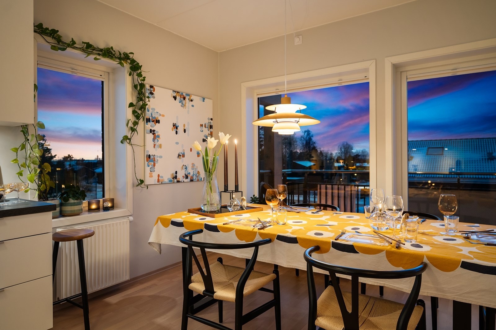 Hyggelig spisestue med plass til langbord Galleribilde