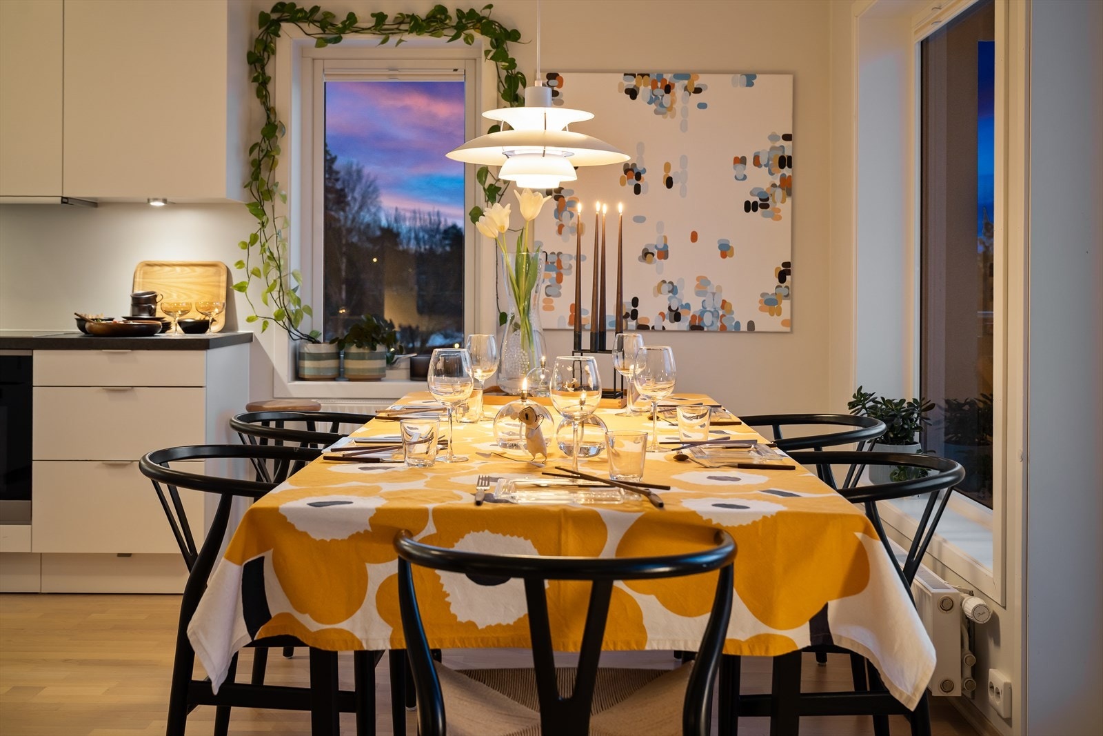 Hyggelig spisestue med plass til langbord Galleribilde