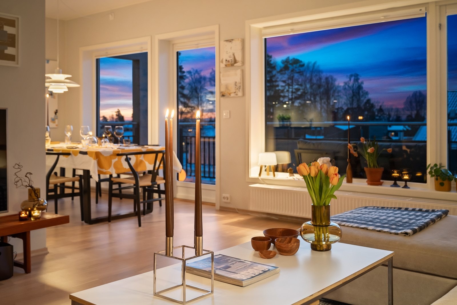 Stue og spisestue i åpen løsning med utgang til balkong Galleribilde