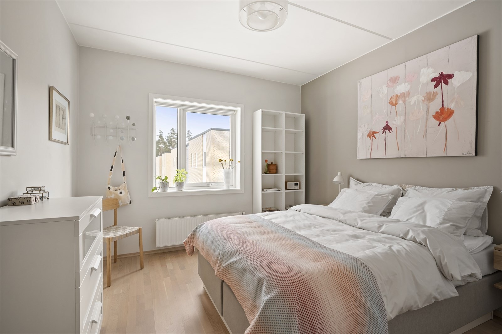 Hovedsoverom - garderobeskap med hyller og trådkurver Galleribilde