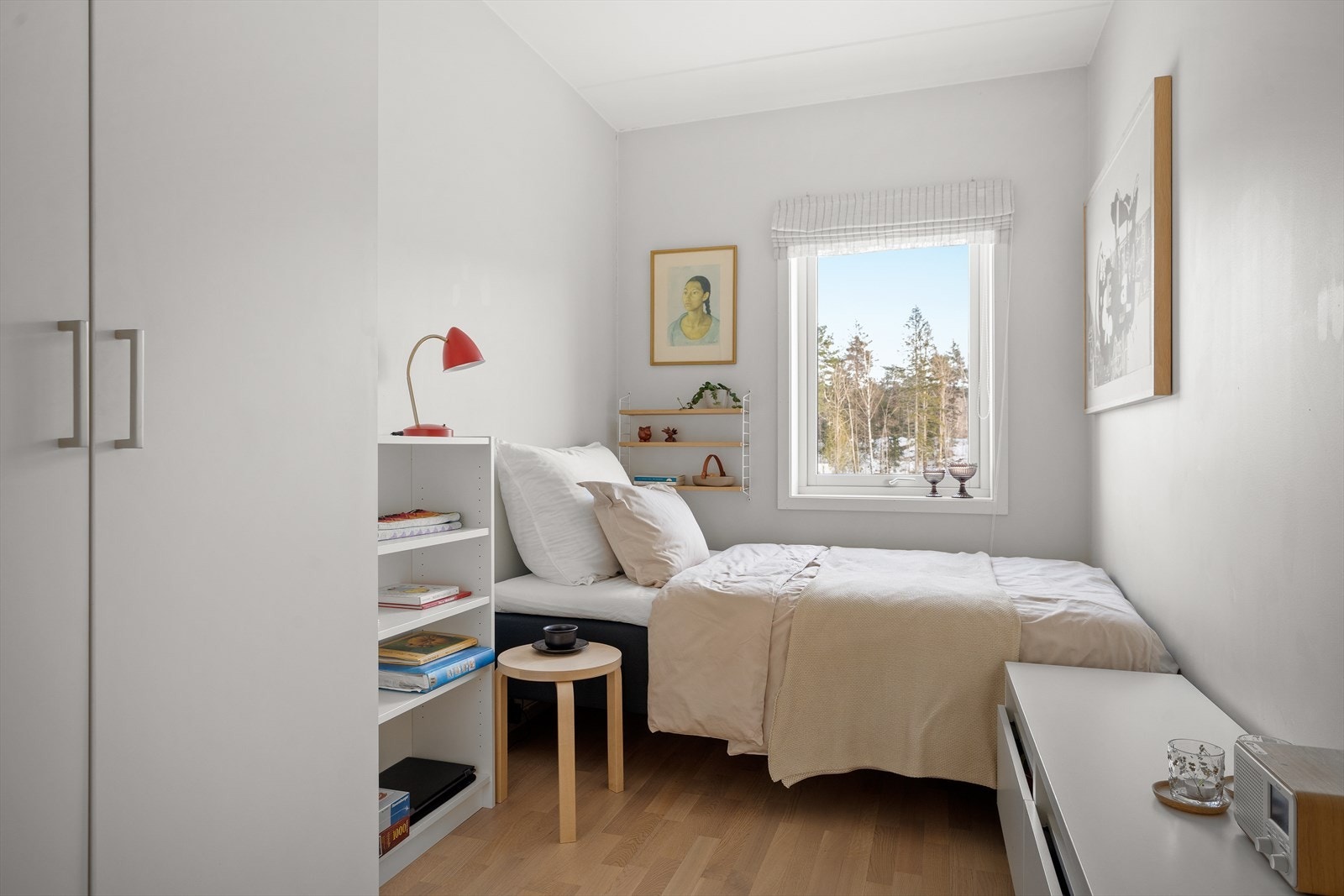 Soverom 3 av 3 - garderobeskap med hyller og trådkurver Galleribilde