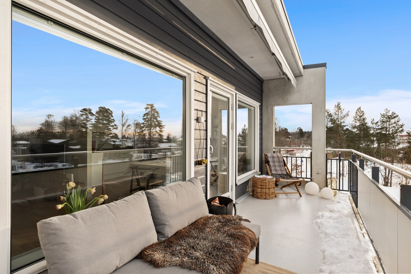 Noe overbygg og heldekkende el. markise på balkongen Galleribilde