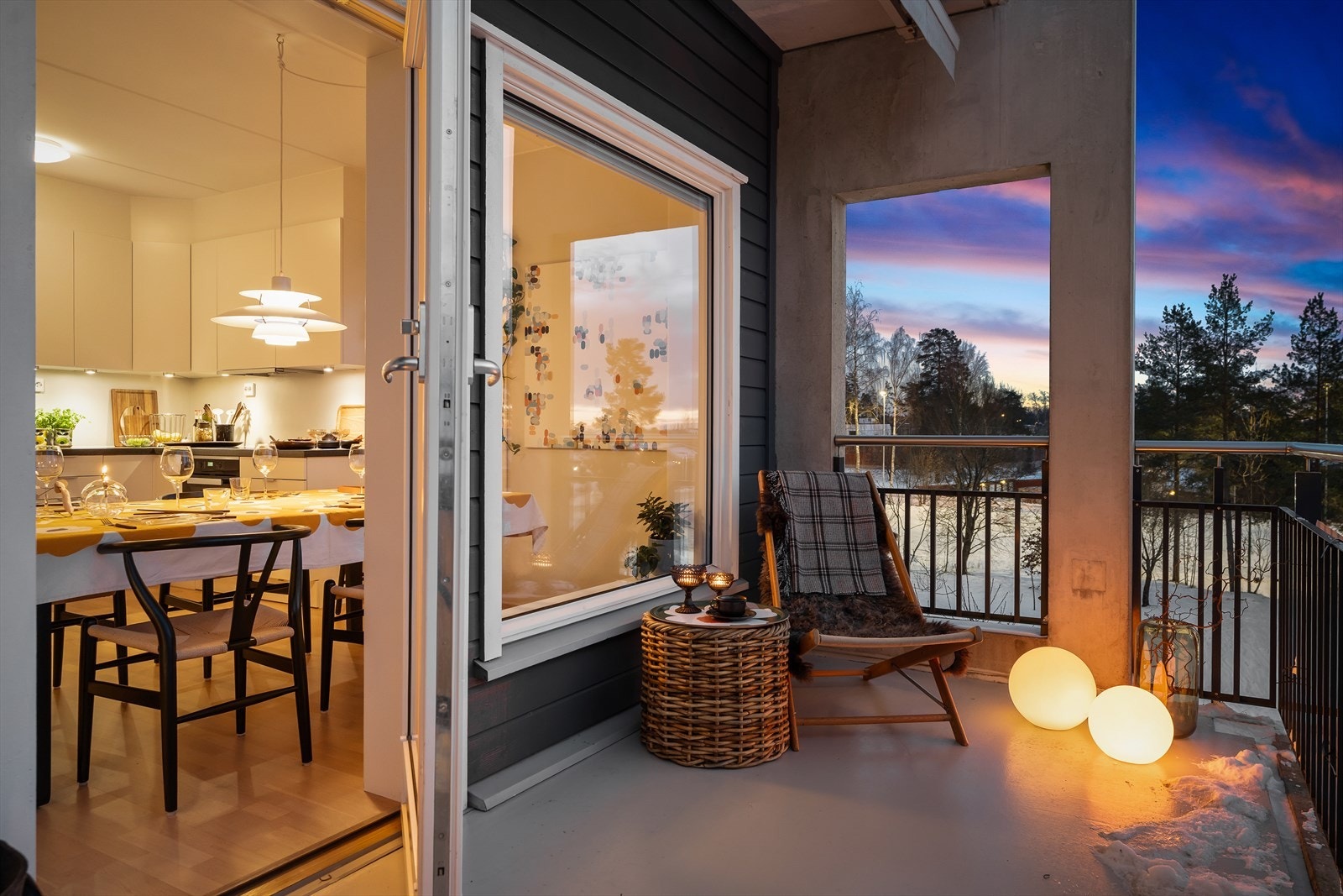 Vestvendt med noe utsikt, kveldssol og 2 garasjeplasser Galleribilde