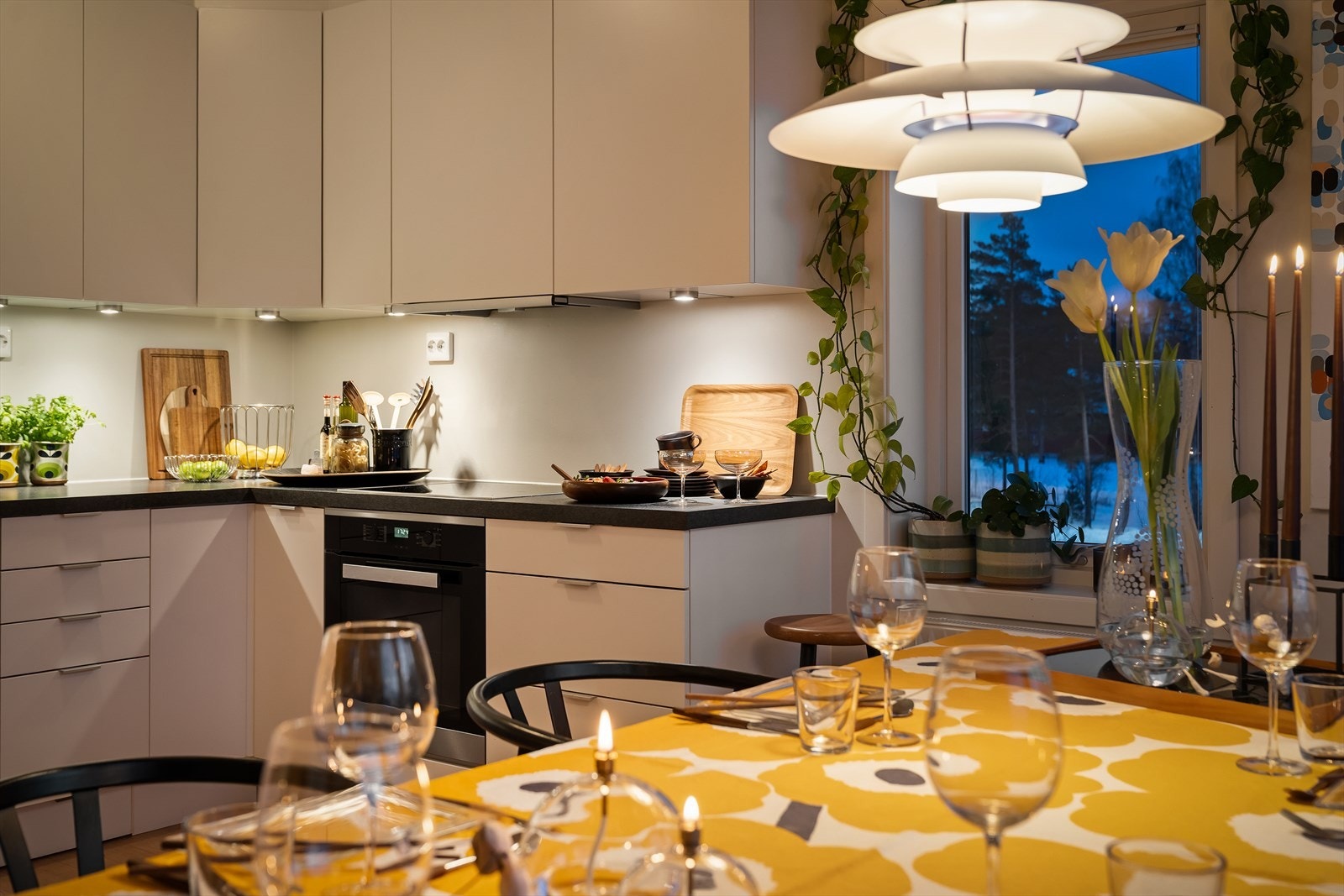 Oppgradert HTH kjøkken med integrerte hvitevarer Galleribilde