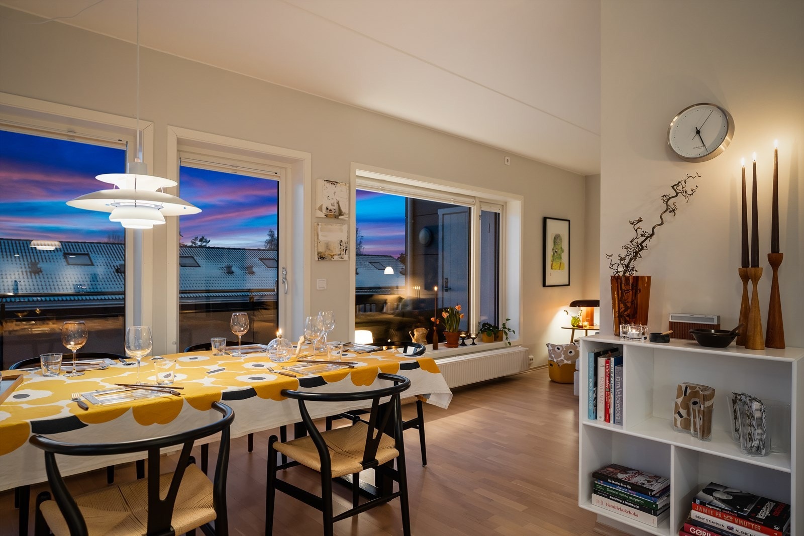 Hyggelig spisestue med plass til langbord Galleribilde