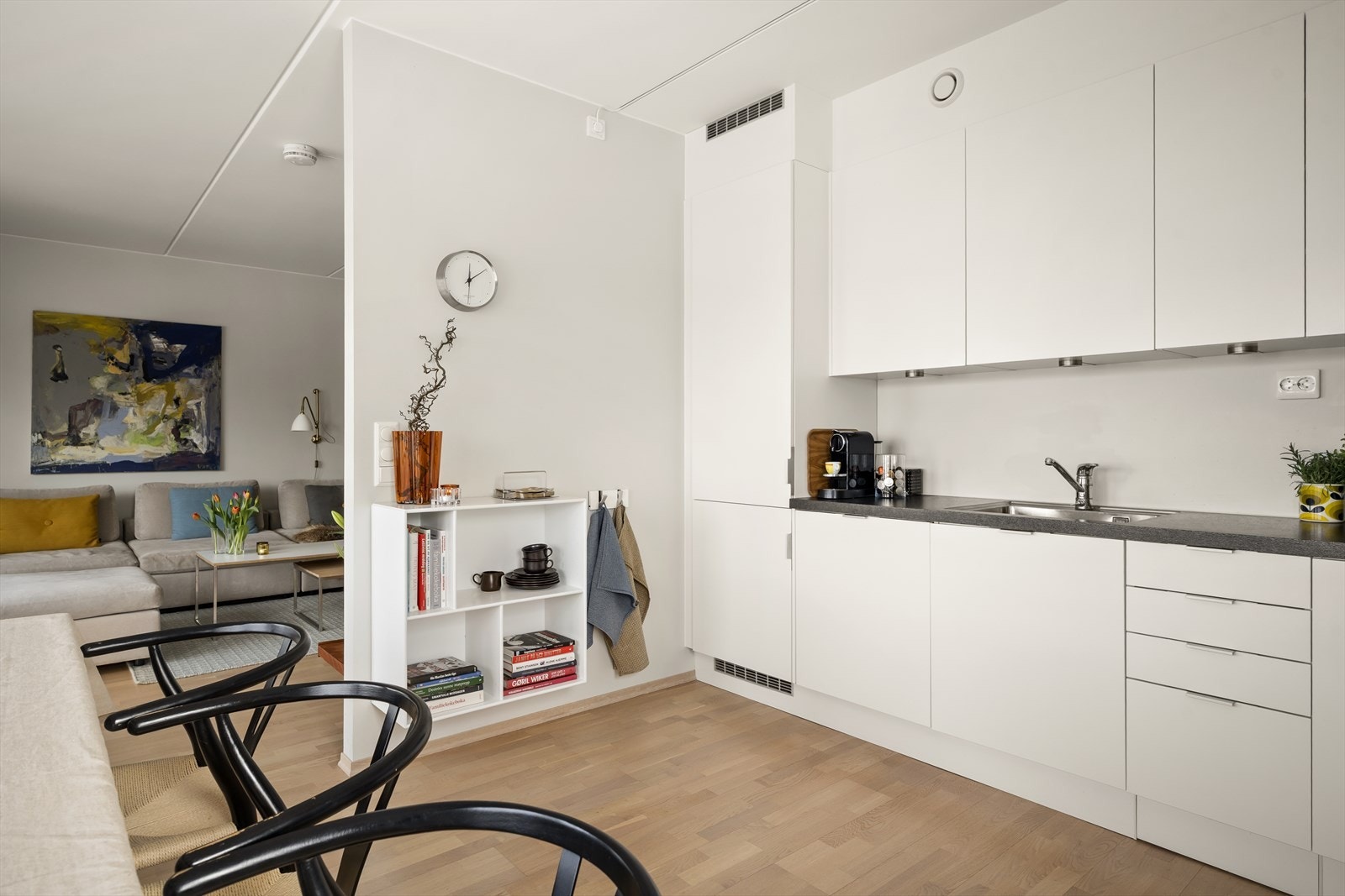 Kjøleskapet er Whirlpool, som selger fikk integrert da opprinnelig leveranse var uten kjøleskap Galleribilde