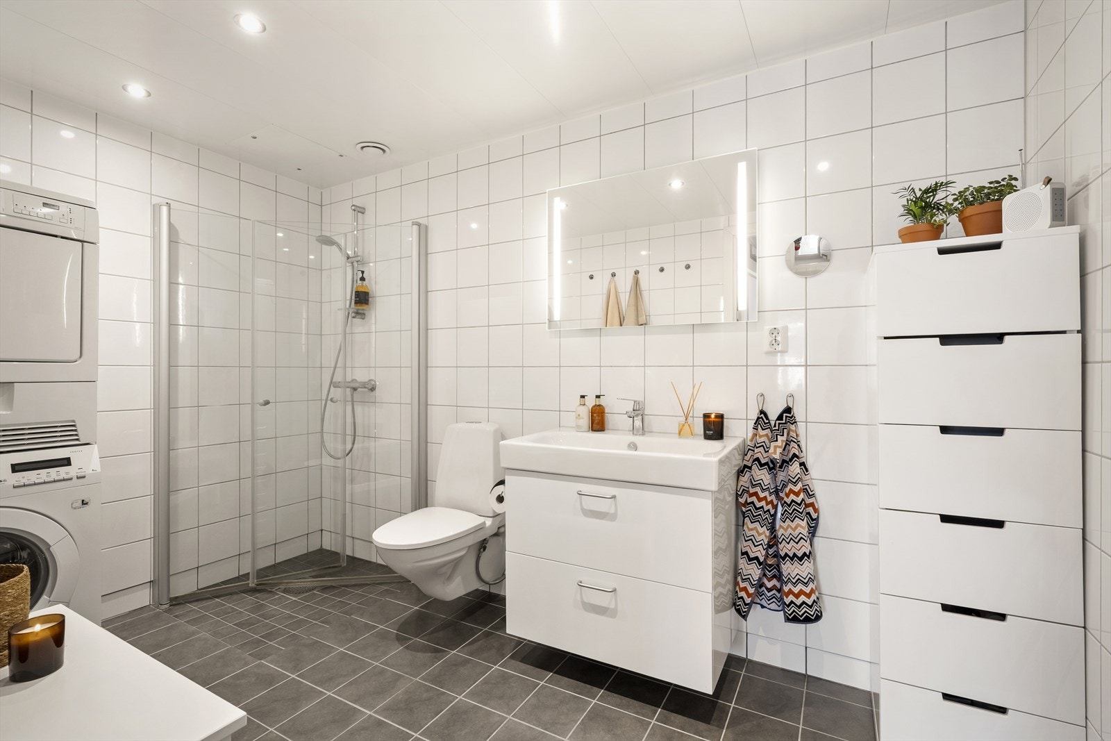 Flislagt baderom med downlights Galleribilde