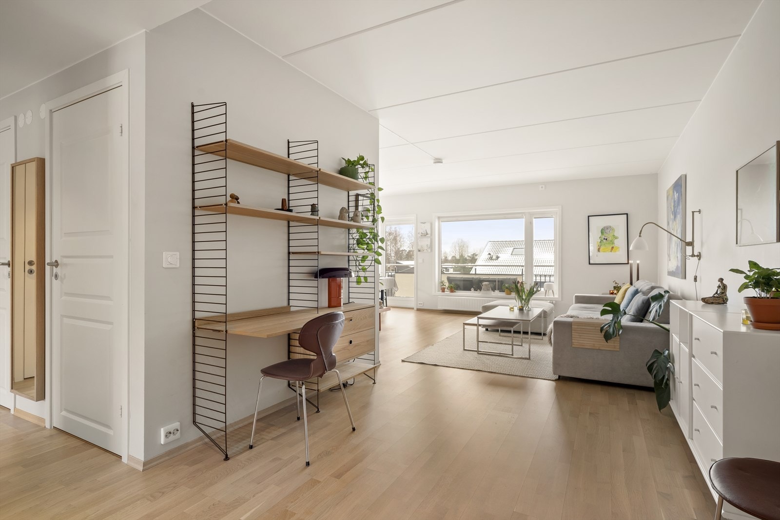 Stue og forstue med pc-plass Galleribilde