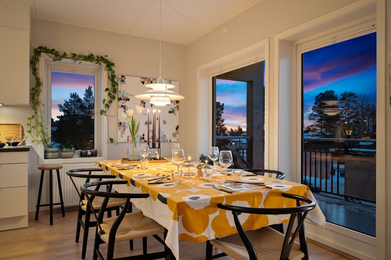 Lys og fin planløsning med oppgradert HTH kjøkken Galleribilde