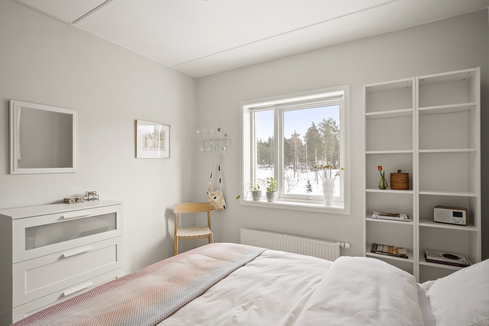 Hovedsoverom - garderobeskap med hyller og trådkurver Galleribilde