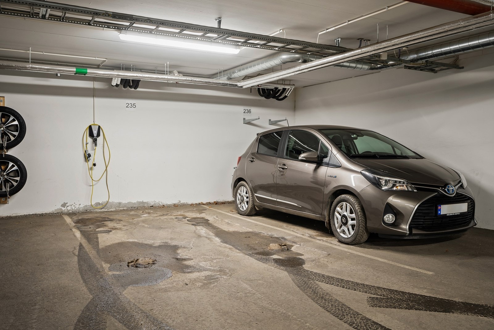 Garasjeplass 235 med ladestasjon Galleribilde