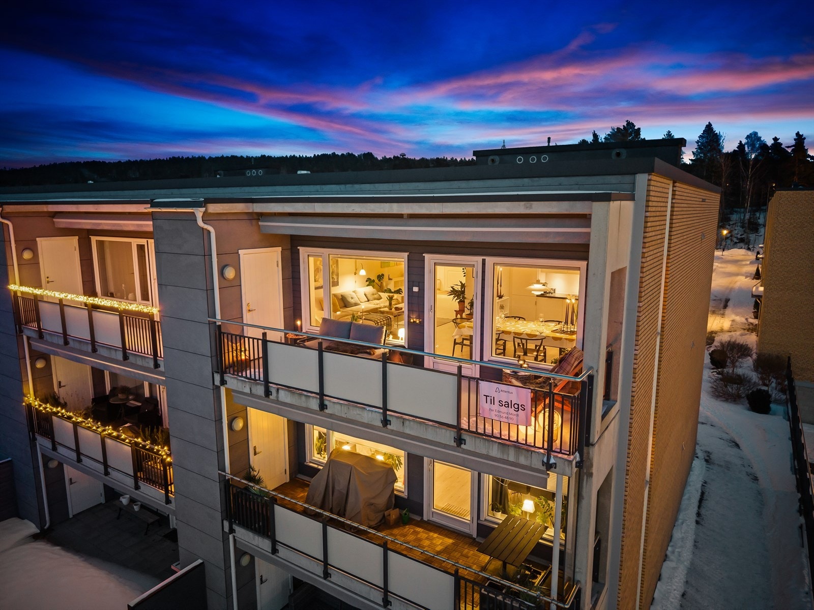 Topp og endeleilighet med heldekkende elektrisk markise på vestvendt balkong Galleribilde