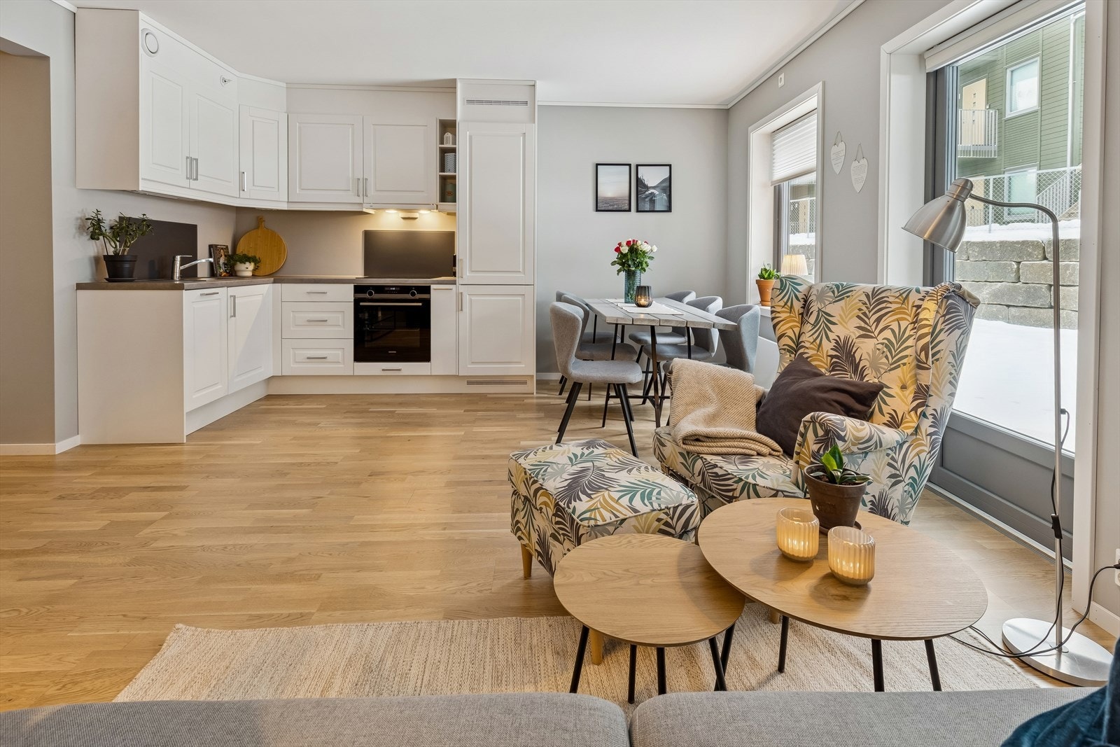 Gjennomgående parkett på gulv og malte flater skaper et helhetlig inntrykk. Galleribilde