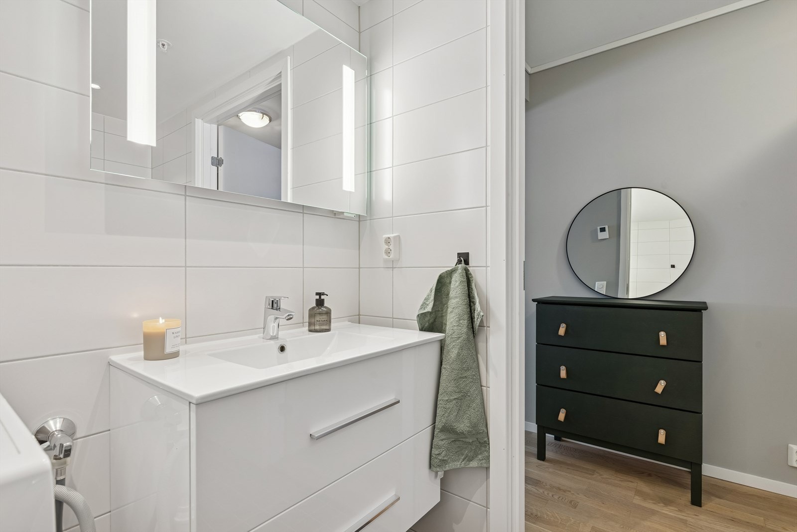 Baderomsinnredning med heldekkende servant og speilskap med integrert belysning. Galleribilde