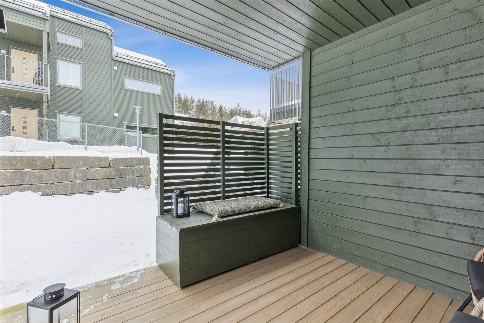 Terrassen på 9 m² er en fin forlengelse av stuen med plass til utemøbler. Galleribilde