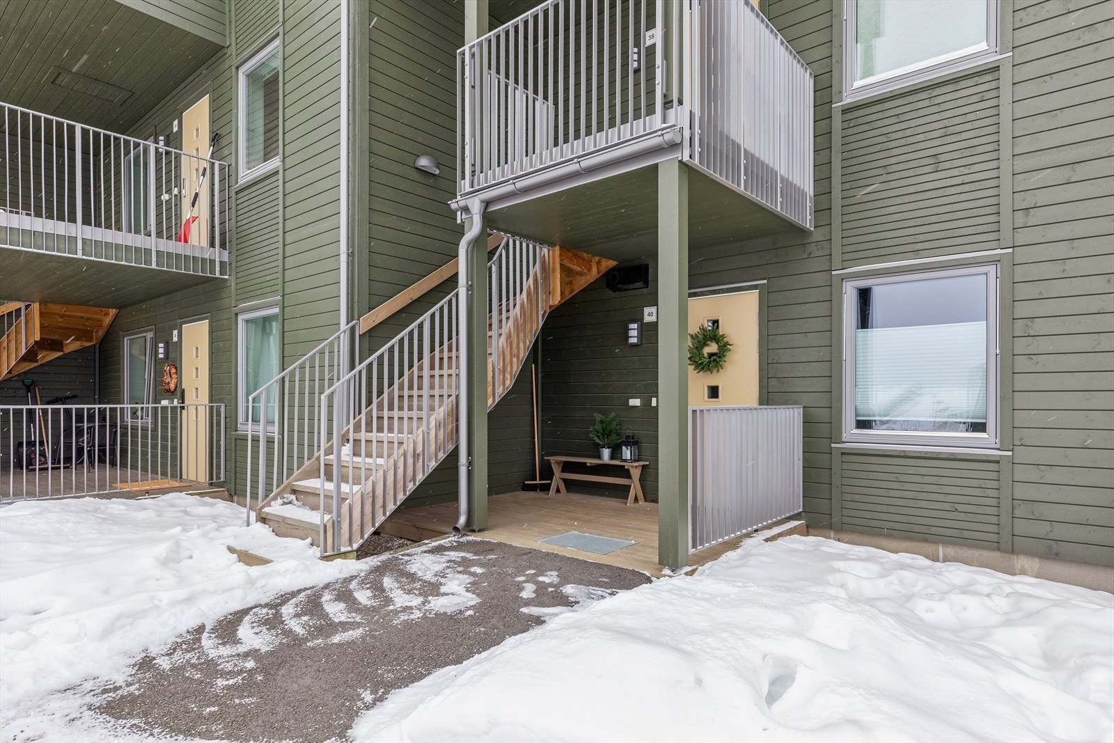 Ved inngangspartiet er det en overbygget platting på 6 m². Galleribilde