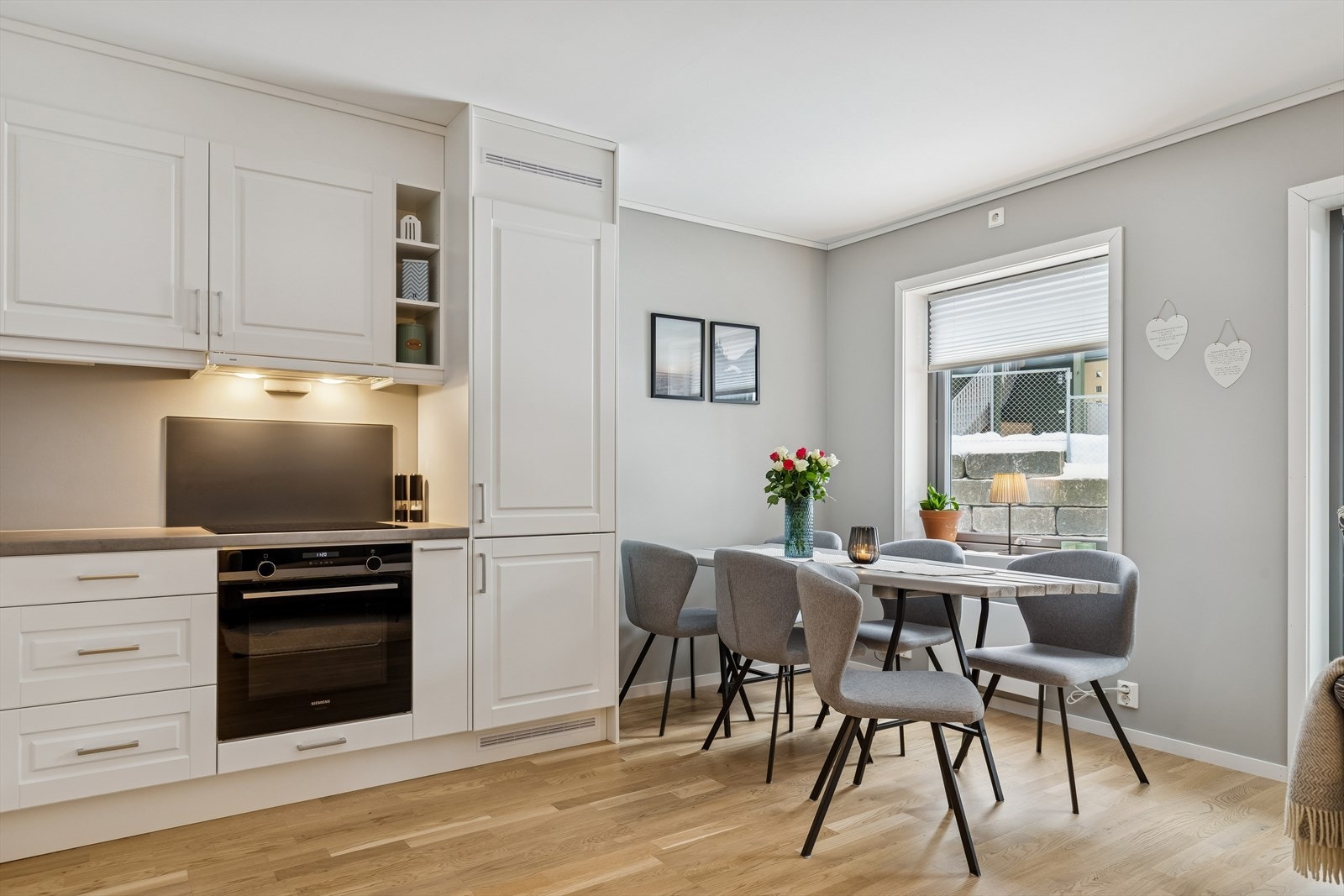 Spiseplassen er naturlig plassert i tilknytning til kjøkkenet og stuen. Galleribilde