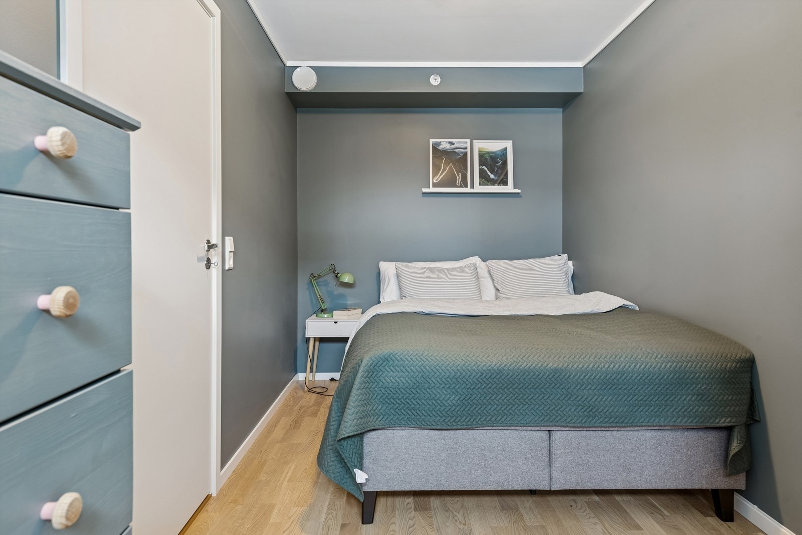 Soverommet har parkett på gulv og malte veggflater. Galleribilde