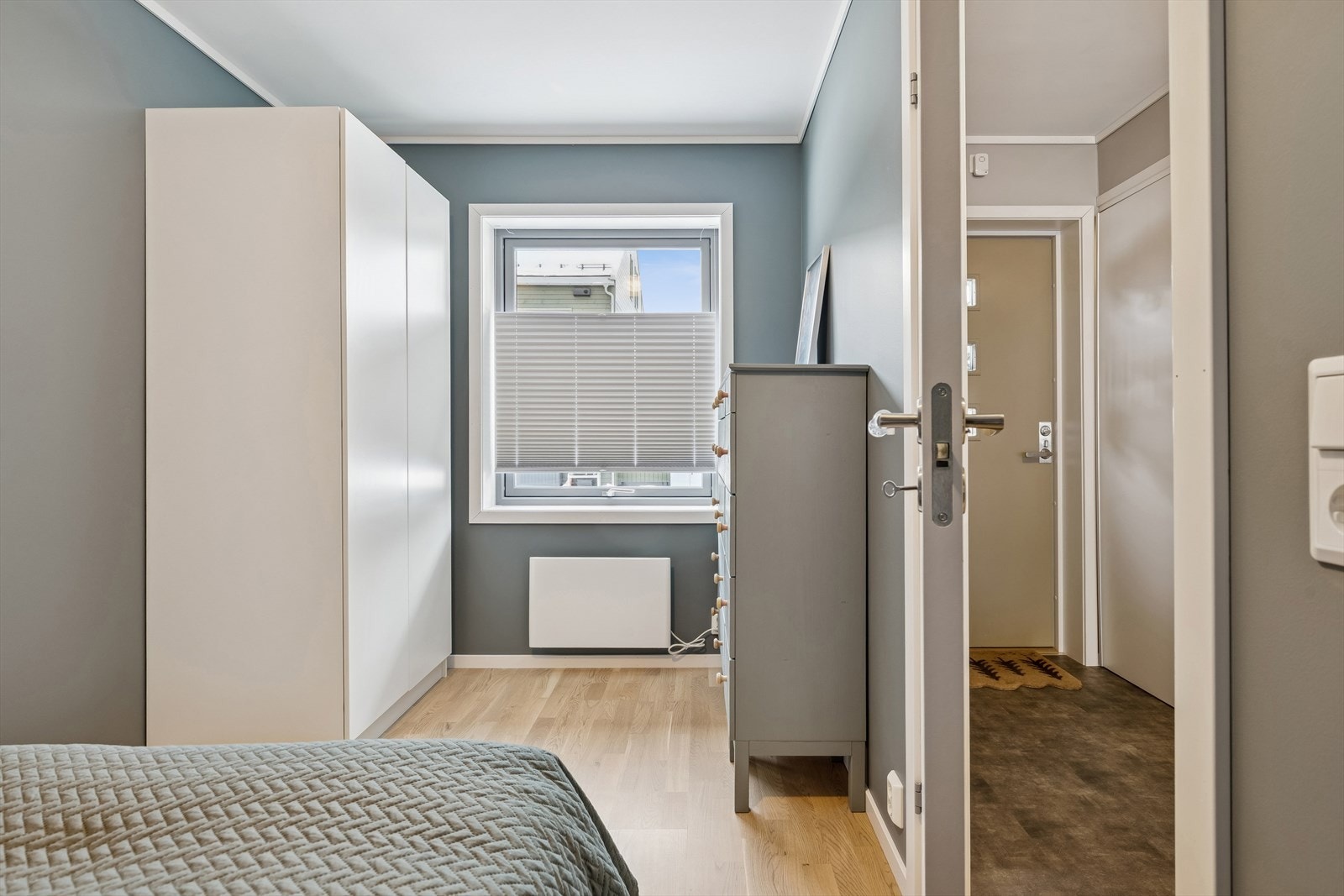 Rommet har god plass til både seng og garderobeløsning. Galleribilde