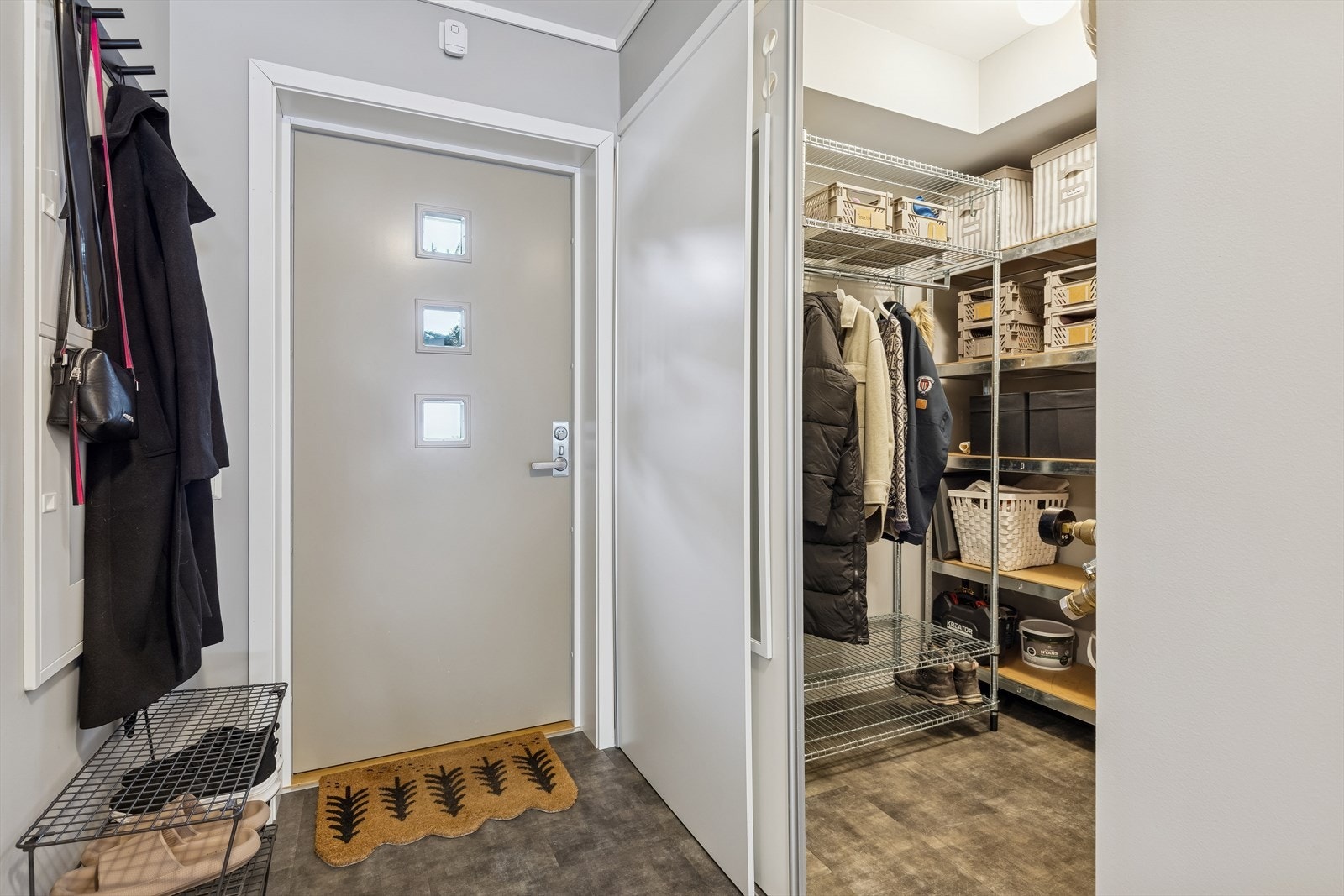 Fra entréen er det adkomst til en praktisk innvendig bod med skyvedør. Galleribilde