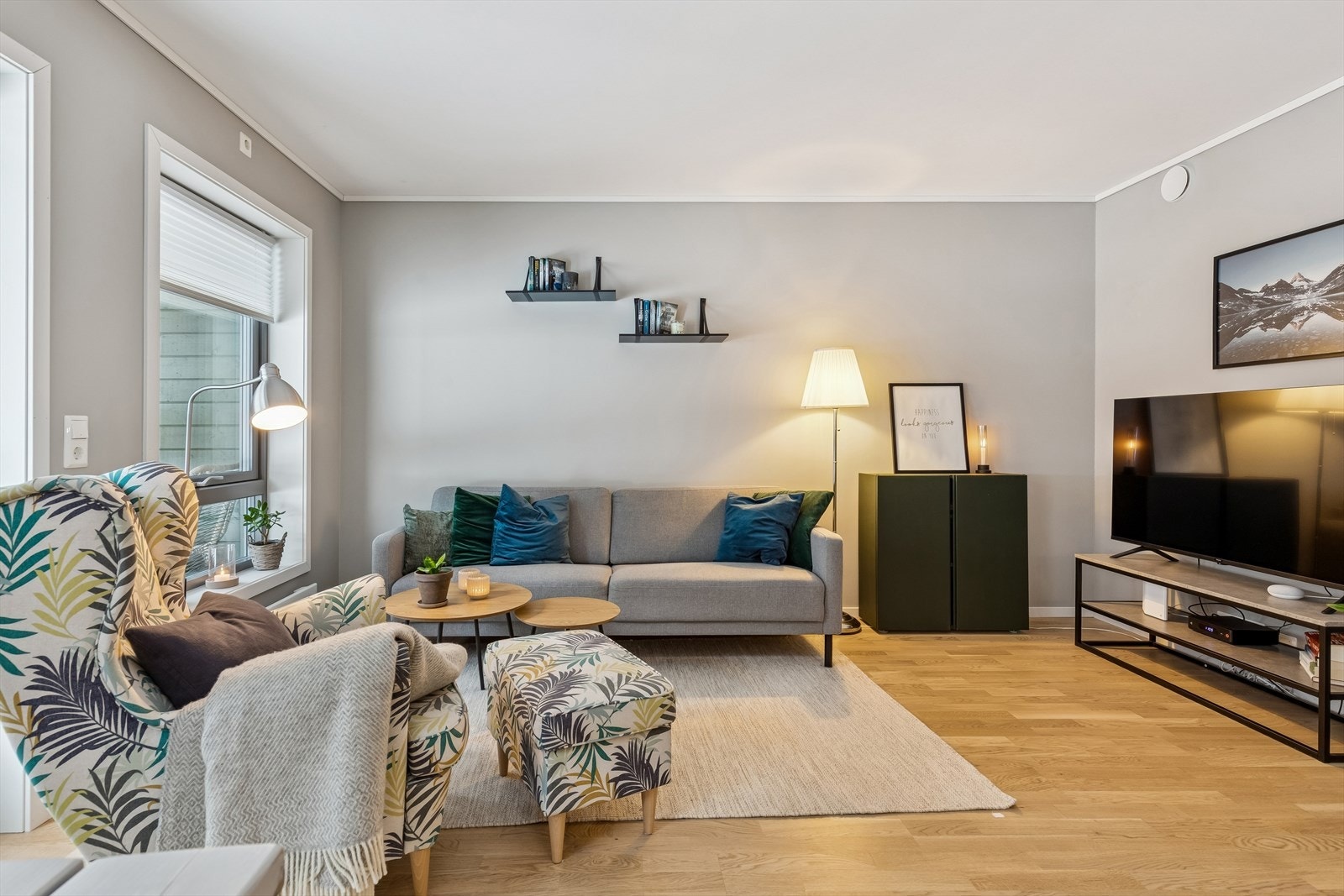 Stuen har god plass til sofagruppe og direkte utgang til en terrasse på 9 m². Galleribilde