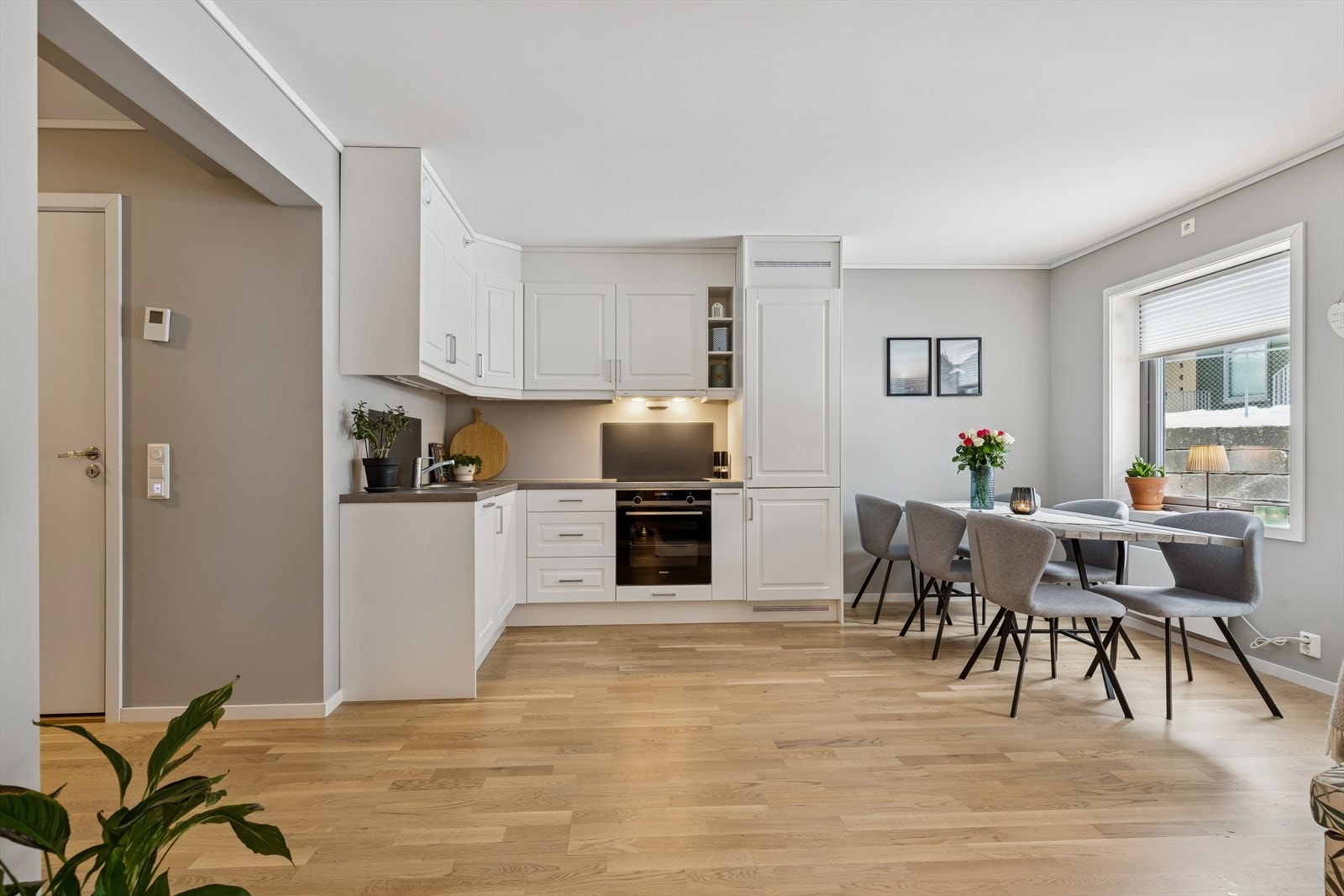 Leiligheten har en åpen og sosial løsning mellom stue og kjøkken, bygget i 2022. Galleribilde