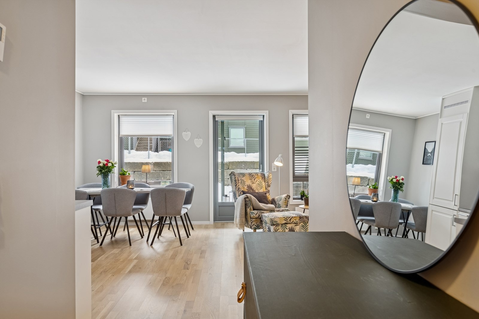 Vinduene er utført med 3-lags isolerglass som gir god termisk komfort. Galleribilde