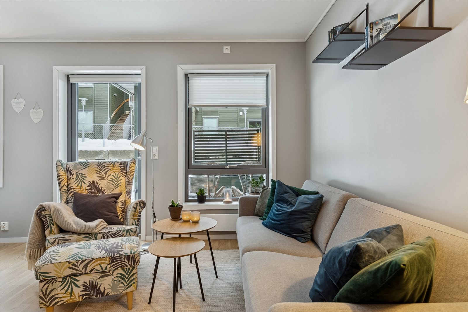 Stuen er lett å møblere med plass for en komfortabel sittegruppe. Galleribilde