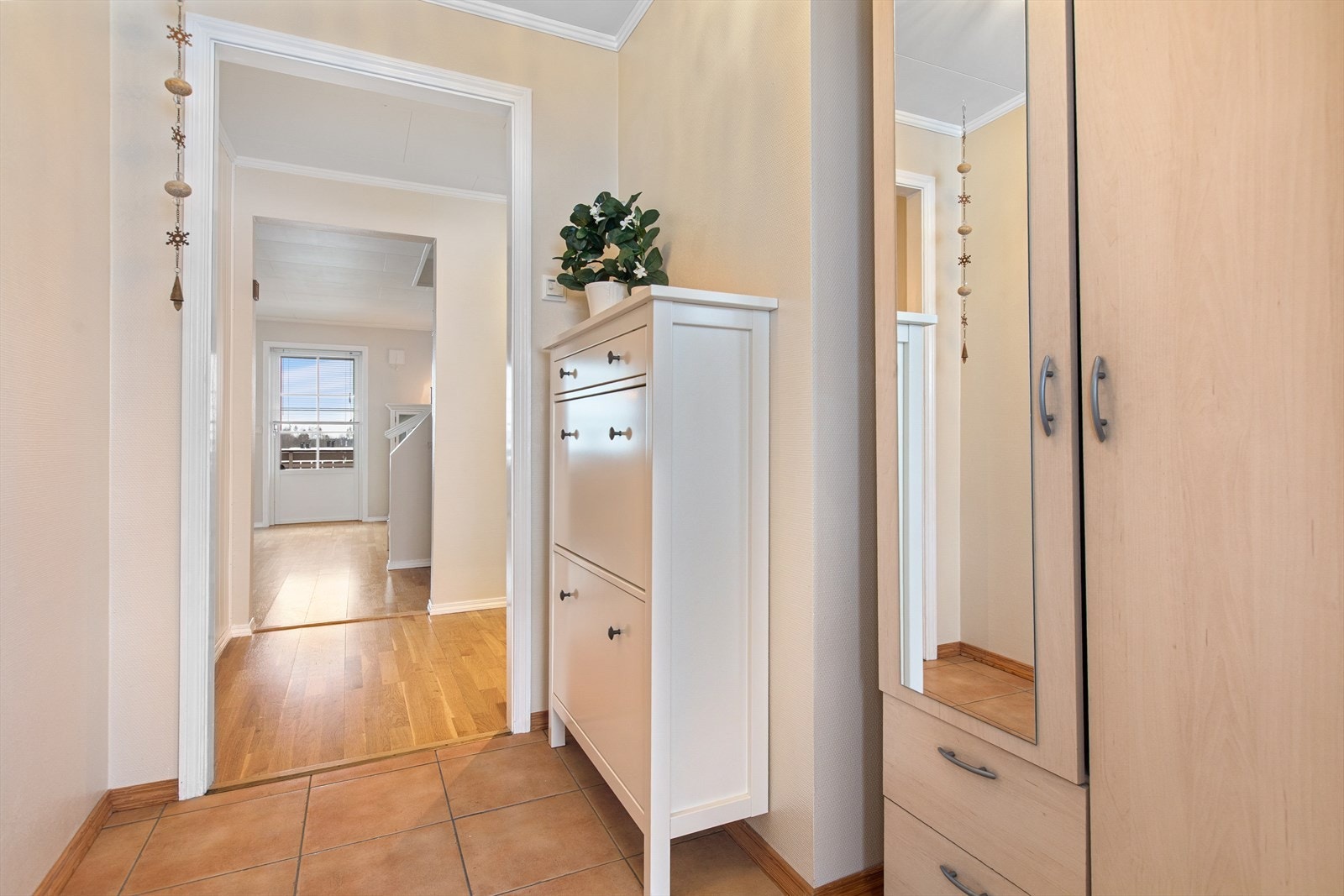 Trivelig entré med flislagt gulv og varmekabler. Her er det god plass til å henge fra seg yttertøy i garderobeskap. Galleribilde