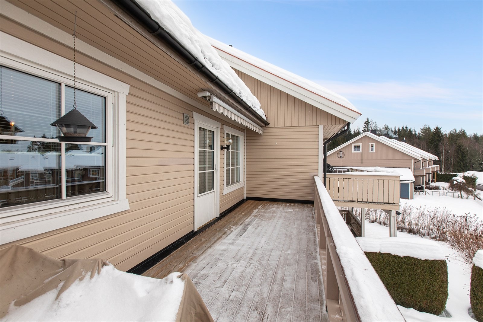 Balkongen har god plass til utemøbler og er en fin forlengelse av stuen. Galleribilde