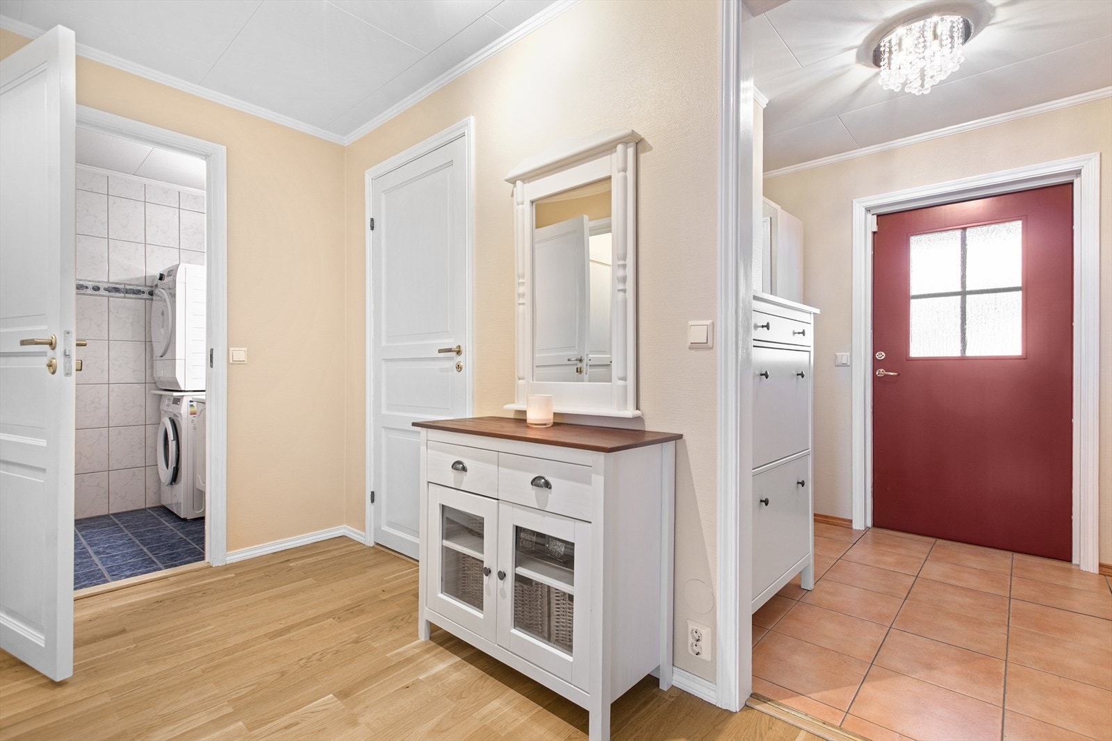 Velkommen inn! Inngangspartiet er innbydende med flislagt gulv og behagelig gulvvarme. Galleribilde