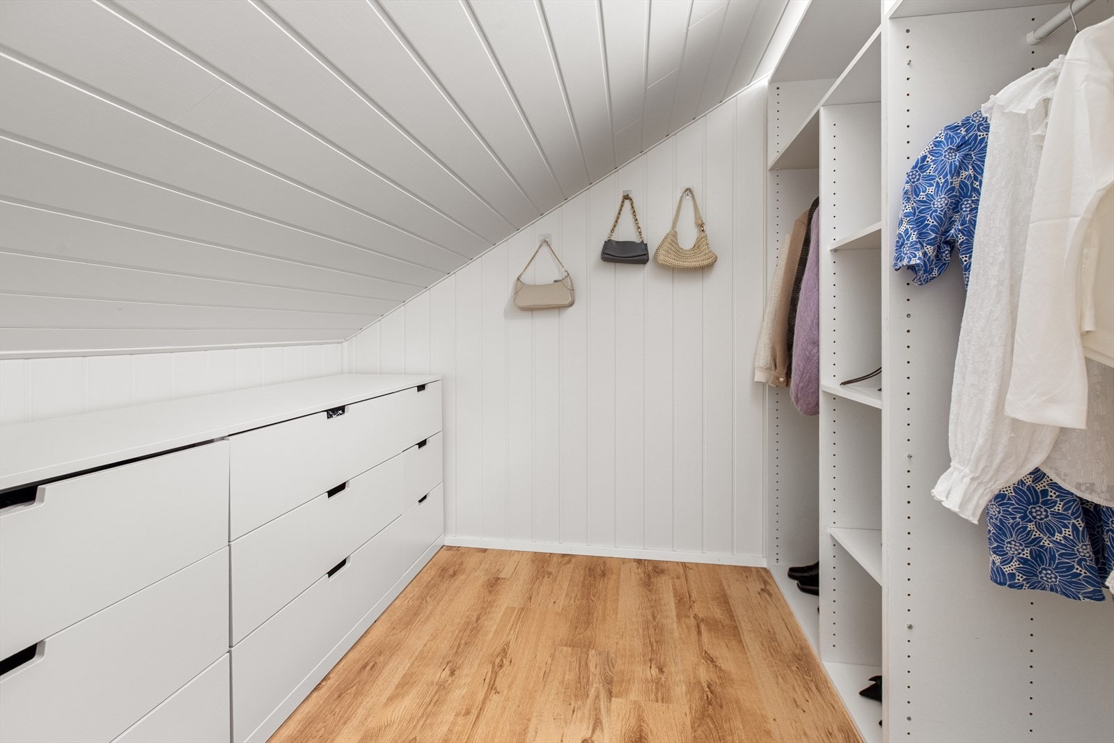 God plassutnyttelse med arealeffektiv oppbevaring under skråtaket. Galleribilde