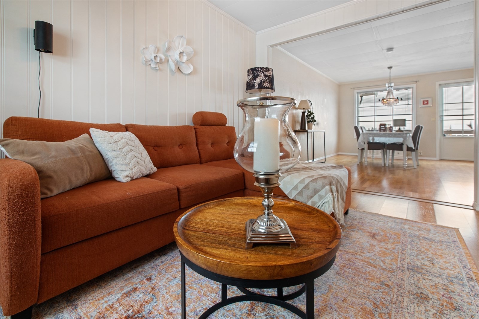 Stuen har store vindusflater som slipper inn rikelig med dagslys og skaper en lys og luftig atmosfære. Galleribilde