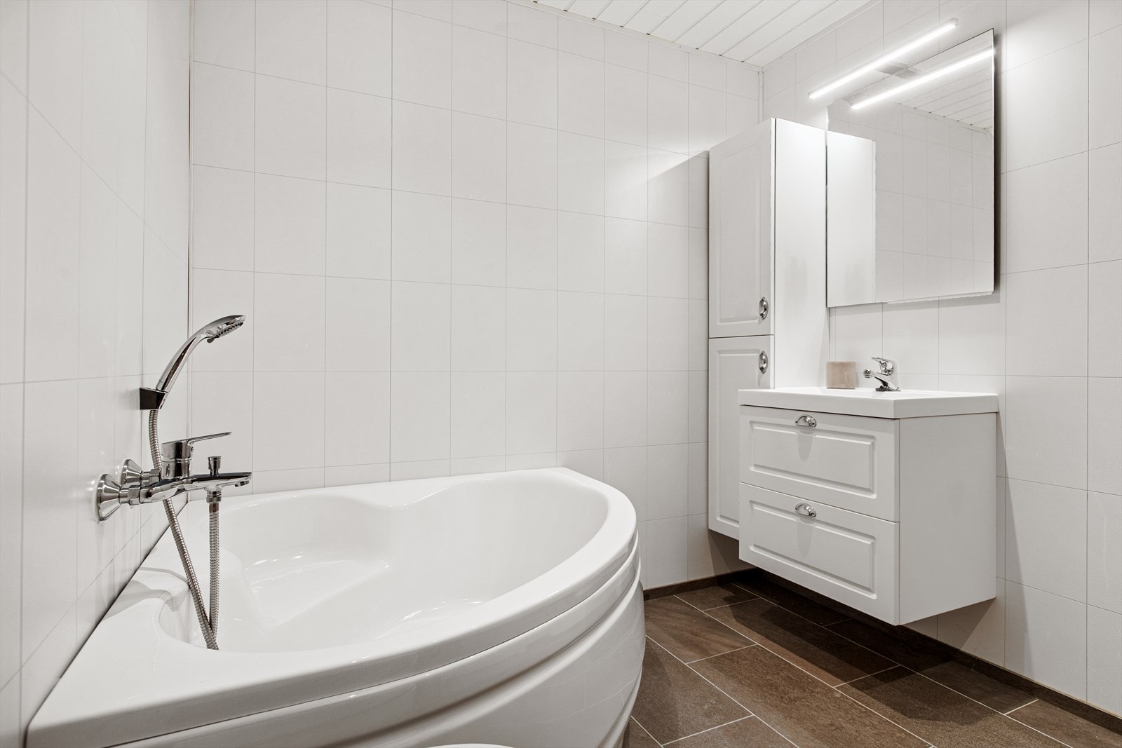 Etasjen har et moderne bad renovert i 2017 med fliser på gulvet og baderomsplater på veggene. Galleribilde