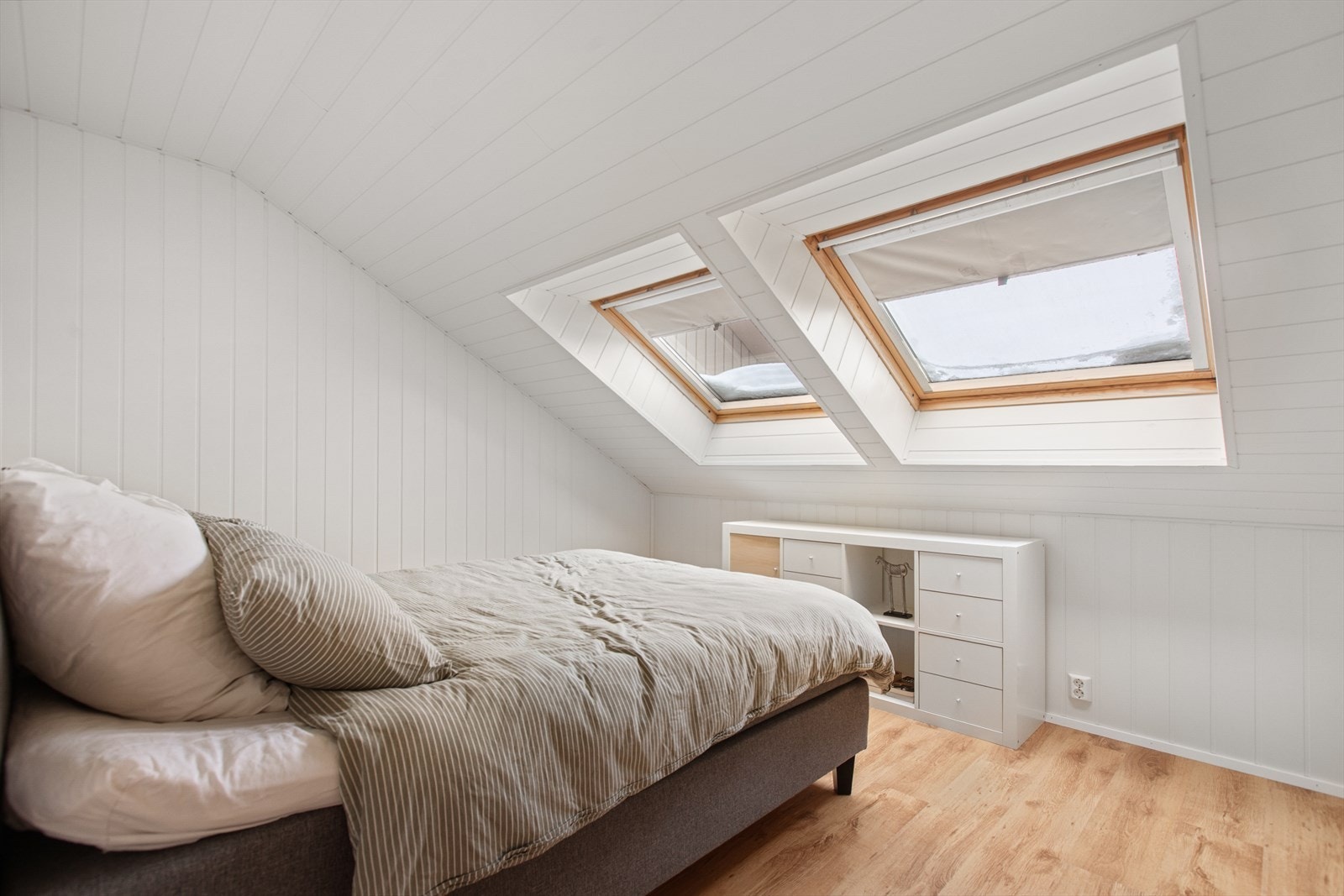 Det ene soverommet på loftet har to takvinduer som gir godt med lys. Galleribilde