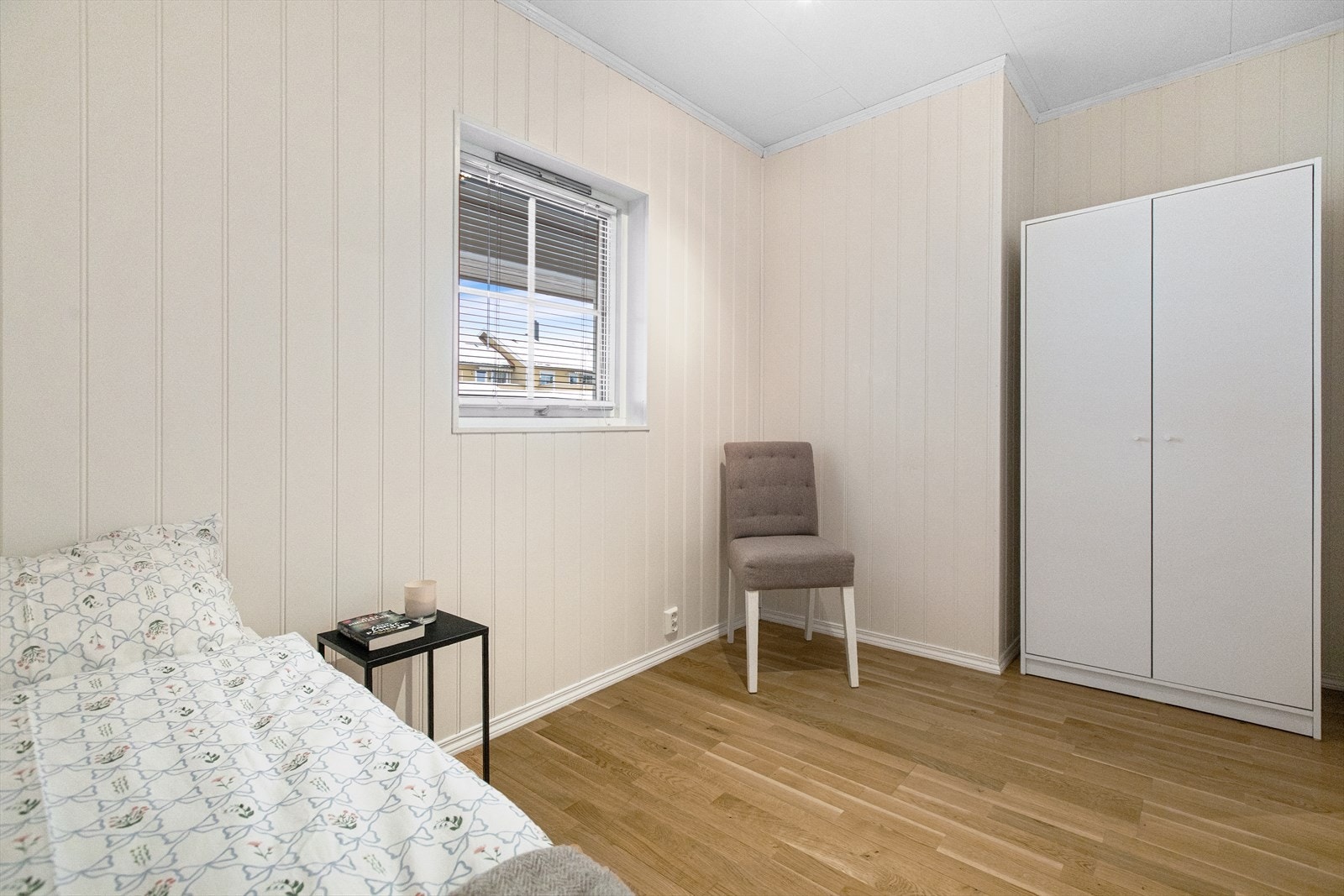 Soverommet god har plass til garderobeskap, seng og nattbord. Galleribilde