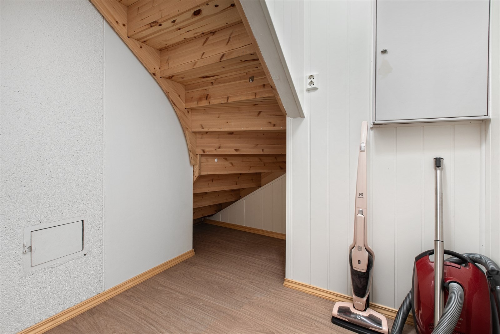 Under trappen finner du tekniske installasjoner og gode muligheter for lagringsplass. Galleribilde