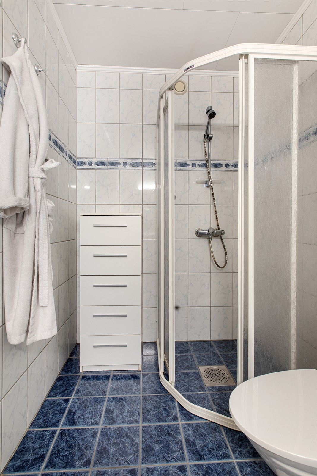 Her er det et praktisk dusjhjørne med skyvedør og gulvvarme for ekstra komfort. Galleribilde