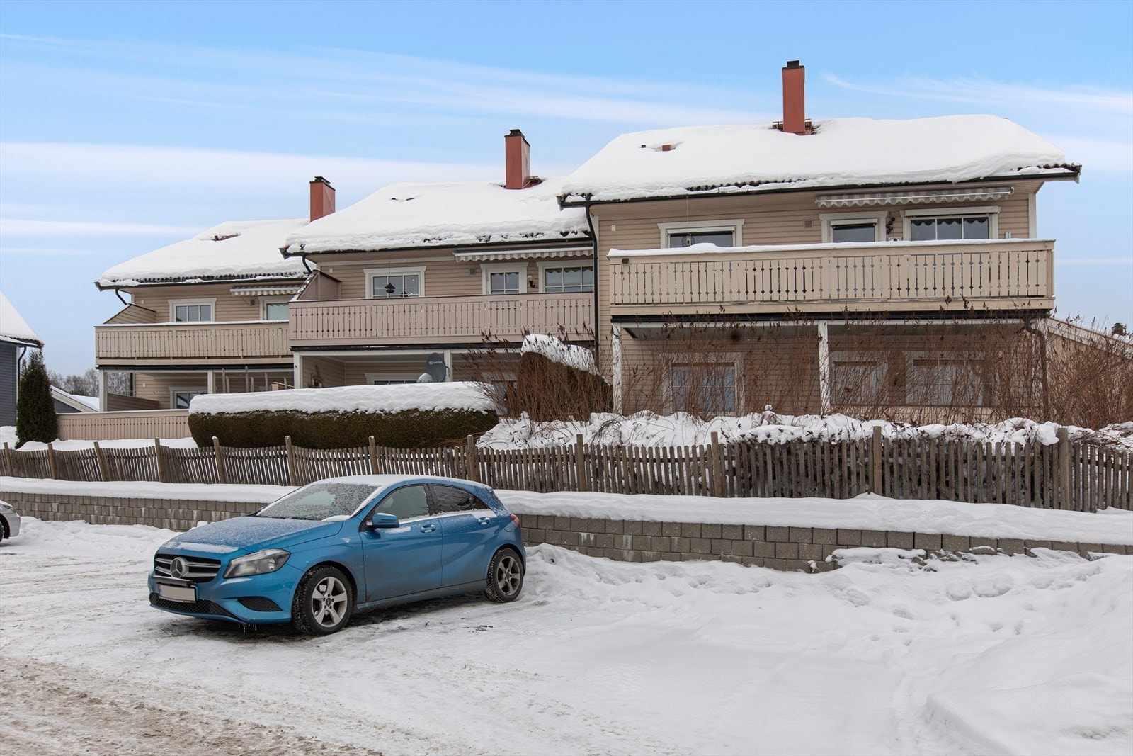 Bygget er oppført i 2000 og har flere gjesteparkeringer tilgjengelig. Galleribilde