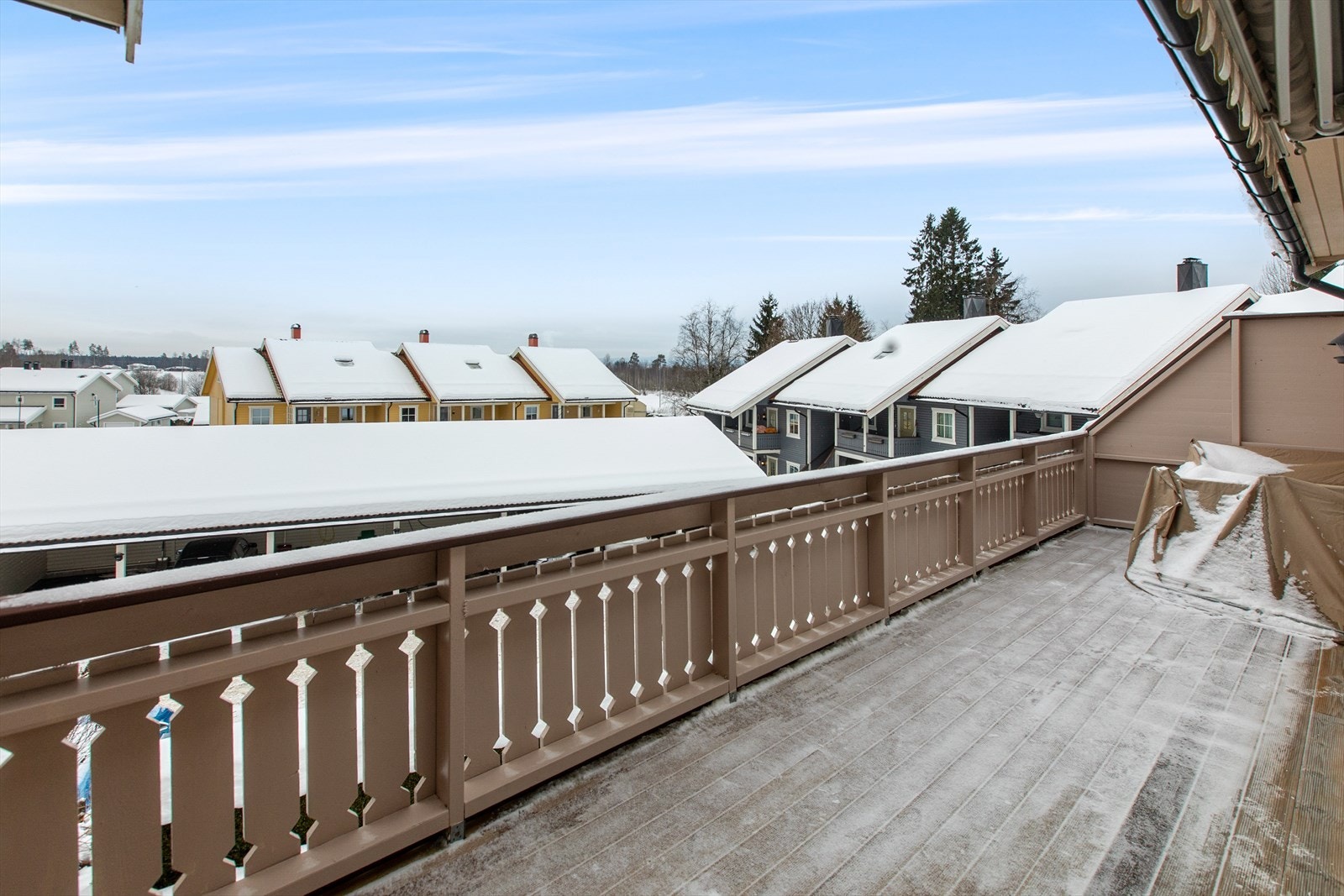 Fra stuen er det utgang til en romslig balkong med impregnerte terrassebord. Galleribilde
