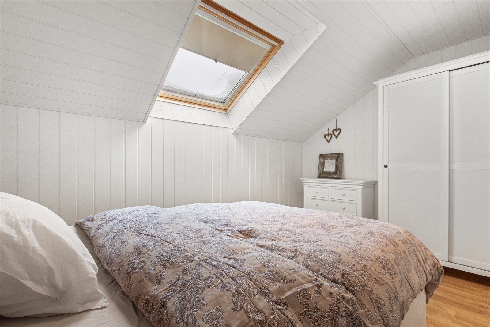 Rommet har god plass til både seng og garderobeløsning. Galleribilde