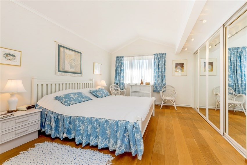 Hovedsoverom i 2.etasje har rikelig med garderobeplass. Galleribilde