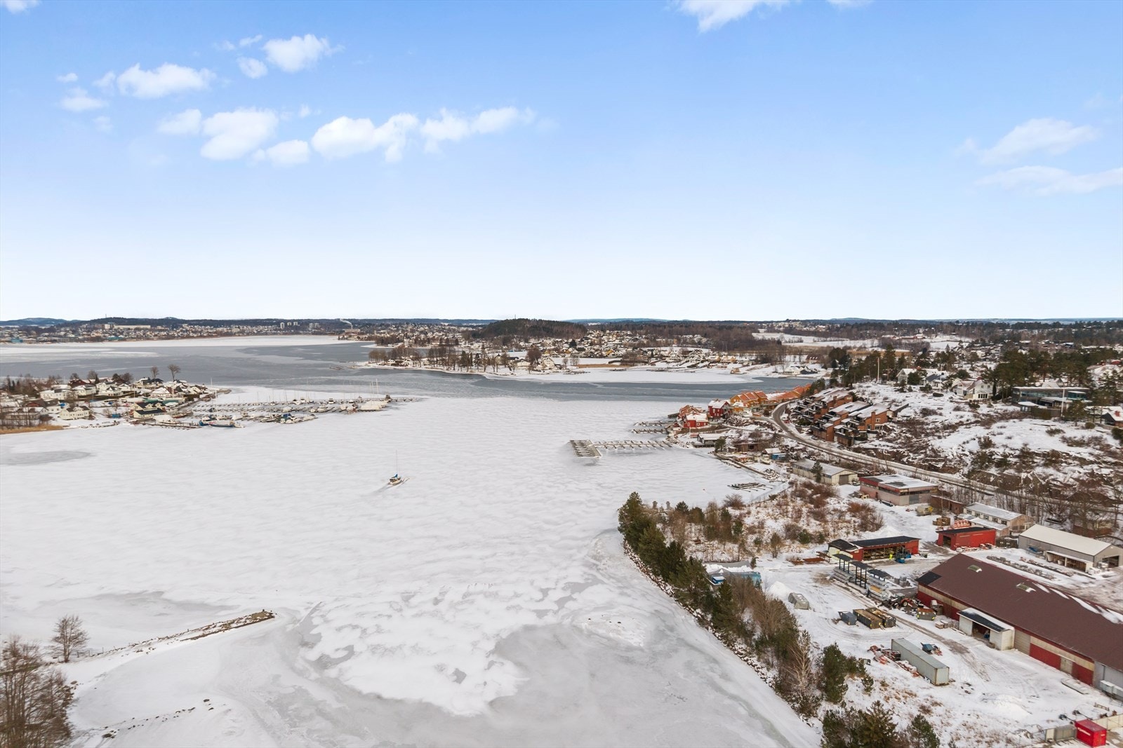 Området byr på et trivelig bomiljø med lite gjennomgangstrafikk, nærhet til sjøen og grønne arealer som gir gode rekreasjonsmuligheter året rundt. Galleribilde