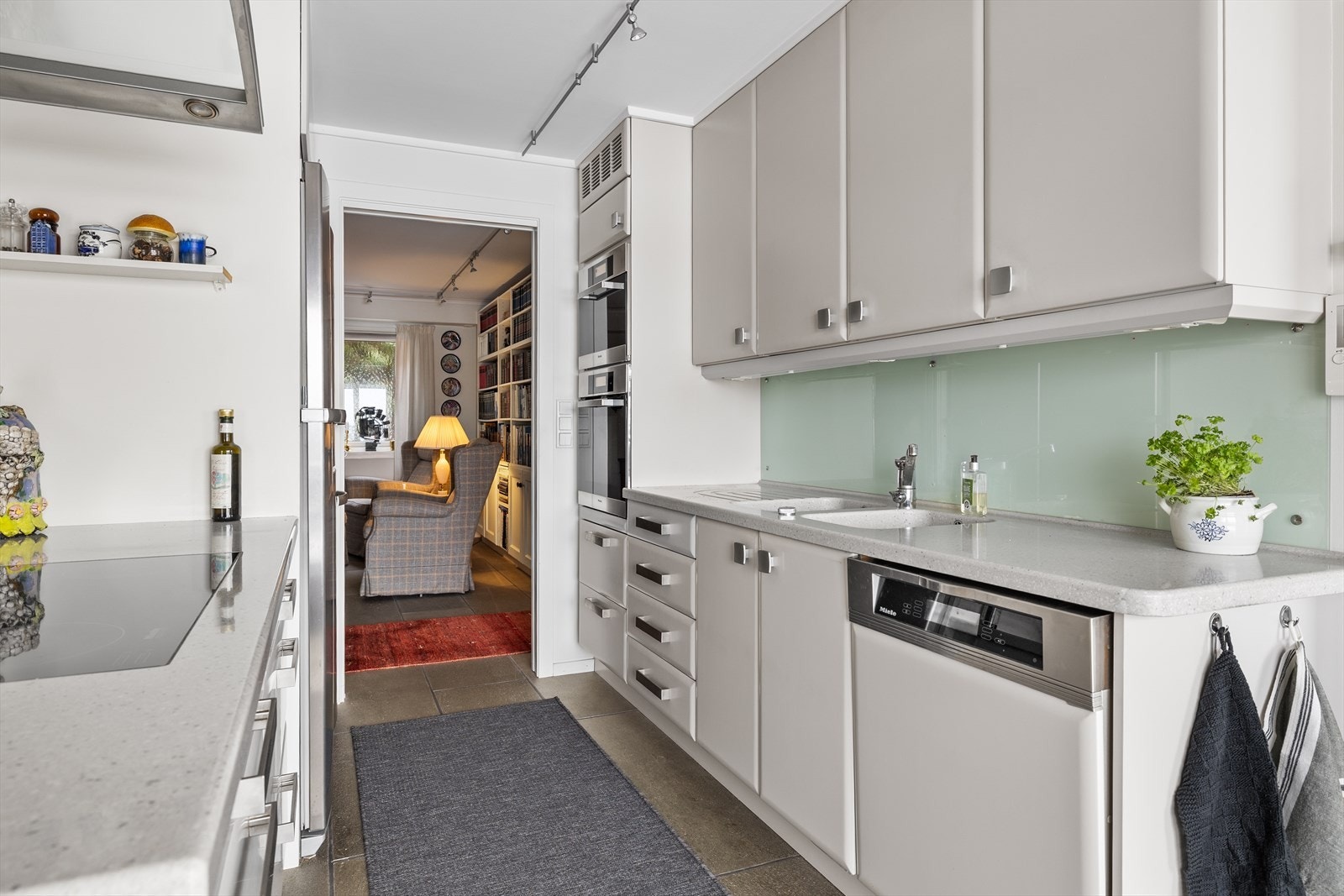 På kjøkkenet finner du integrerte hvitevarer fra Miele. Galleribilde