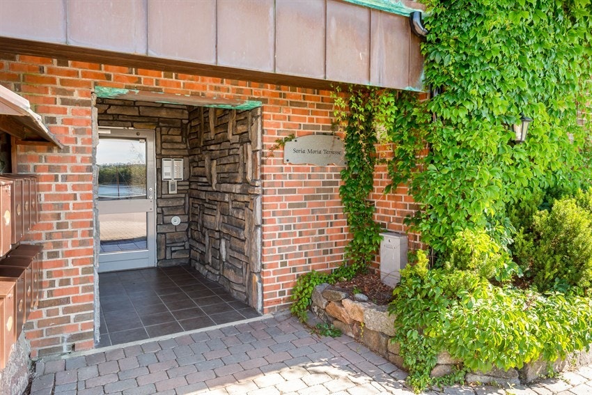 Felles inngangsparti med dørtelefon. Galleribilde