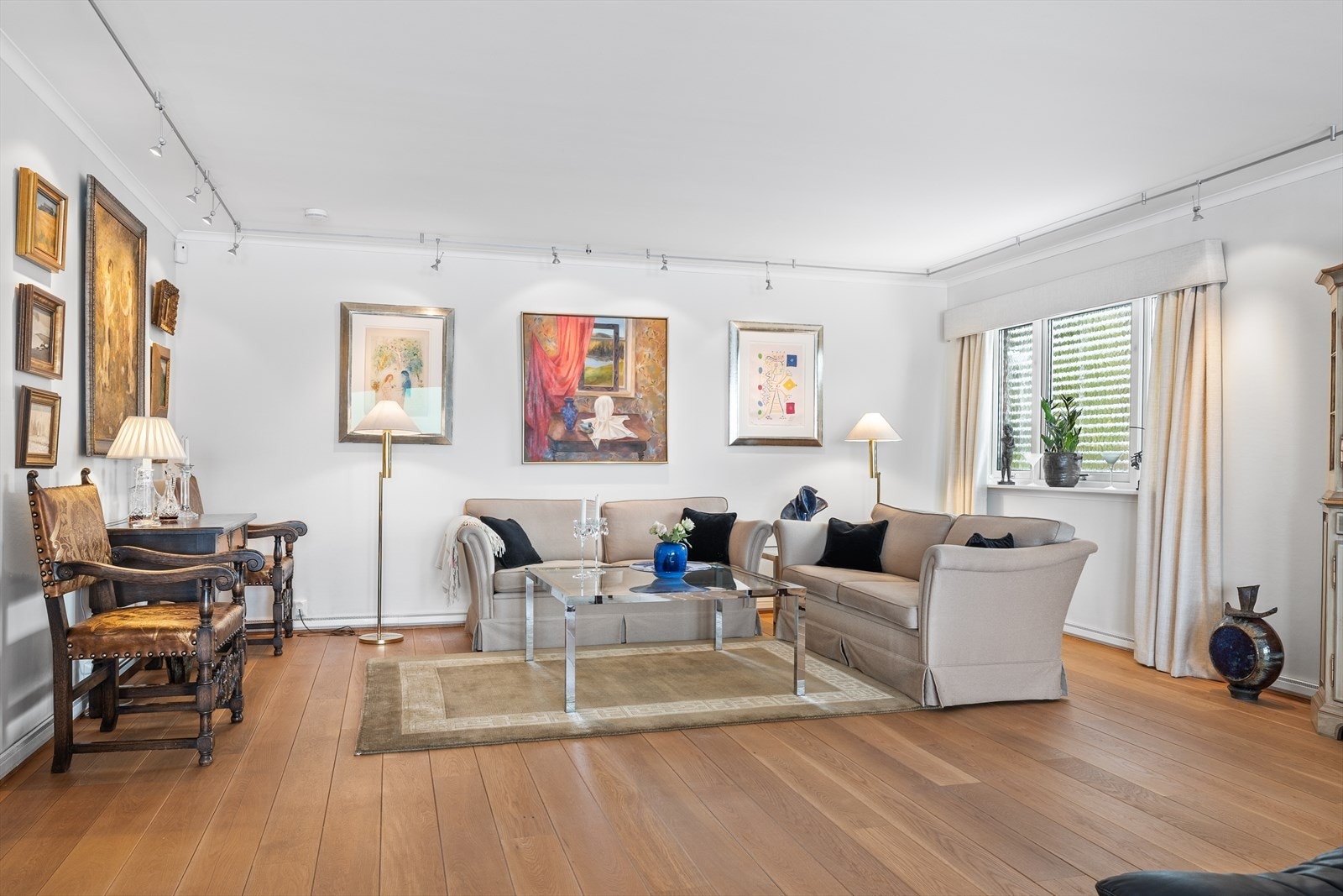 I stuen har du en naturlig plass til både sofagruppe, spisebord og TV med tilhørende møblement. Galleribilde