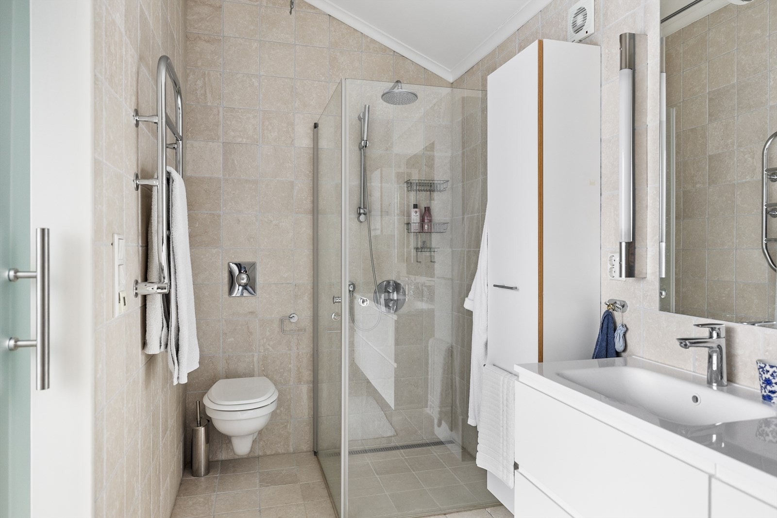 Badet er romslig med fine og praktiske løsninger. Galleribilde