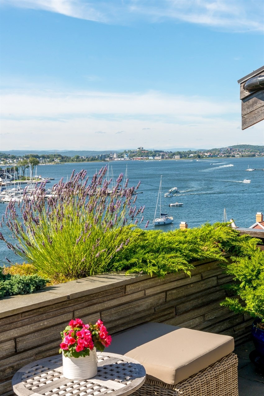 Følg med på båtlivet fra egen veranda. Galleribilde